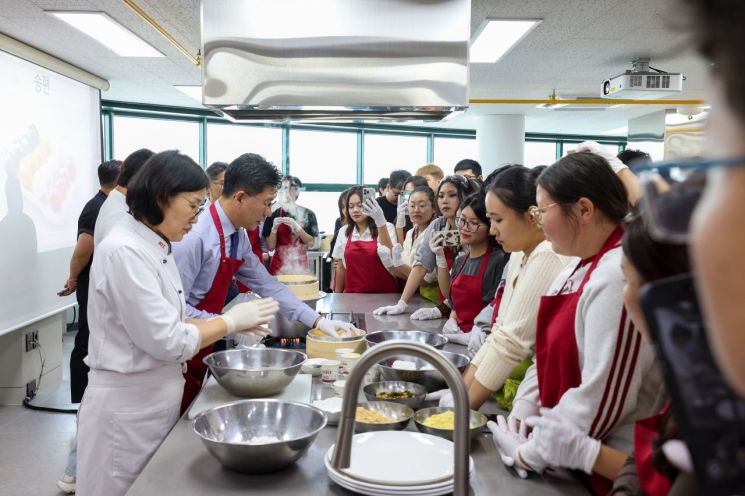 경남정보대에서 추석맞이 유학생 송편 만들기 행사가 열리고 있다.