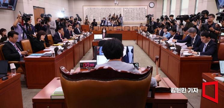 30일 국회 법제사법위원회 전체회의에서 추미애 위원장이 의사봉을 두드리고 있다. 2025.9.30 김현민 기자