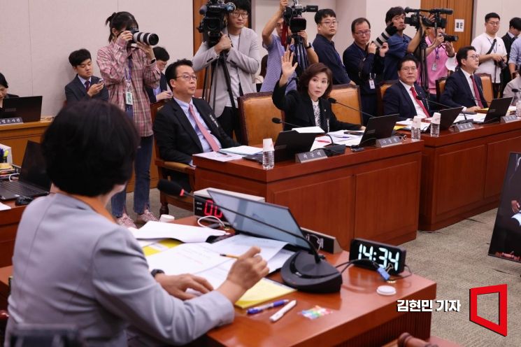 나경원 국민의힘 의원이 30일 국회 법제사법위원회 전체회의에서 의사진행 발언을 요구하고 있다. 2025.9.30 김현민 기자