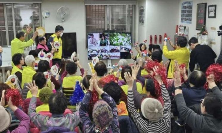 광명시의 한 경로당에서 어르신들이 원격 화상 시스템을 통해 여가 프로그램을 즐기고 있다. 광명시 제공