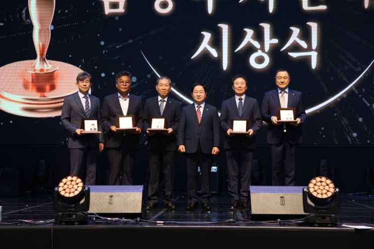 주광덕 남양주시장이 30일 남양주체육문화센터 실내체육관에서 열린 '제31회 시민의 날 기념행사'에서 시민대상 수상식을 마친 후 기념촬영을 하고 있다. 남양주시 제공