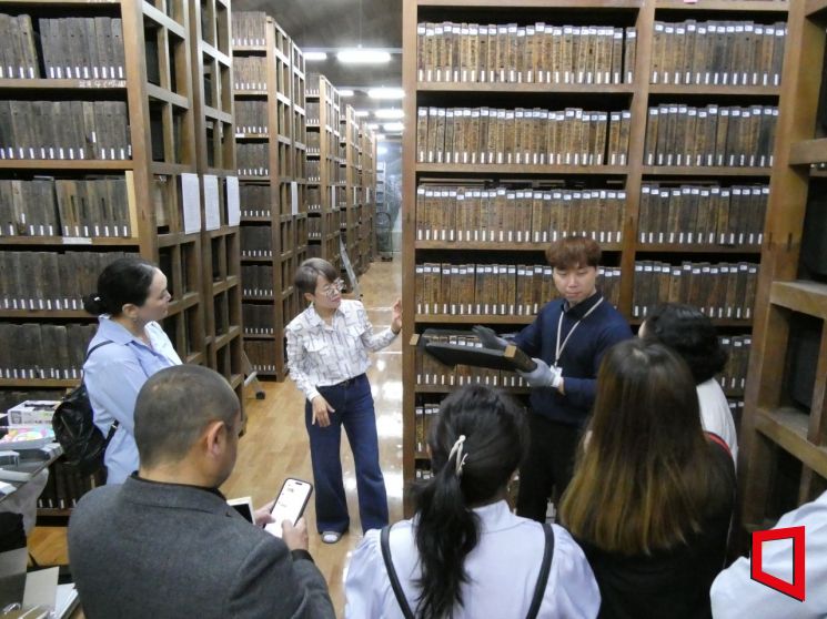 몽골국립도서관장과 일행이 세계기록유산 유교책판 보존방법 견학에서 진흥원측 관계자의 설명을 경청 하고 있다.