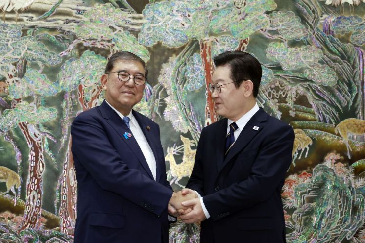 이재명 대통령과 이시바 시게루 일본 총리가 30일 부산 누리마루 APEC 하우스 기념관에서 악수하고 있다. 연합뉴스