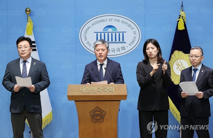 더불어민주당 정의찬 원내대표실 정무실장이 30일 서울 여의도 국회 소통관에서 열린 지귀연 부장판사의 룸살롱 접대 의혹 사건 관련 기자회견에서 지귀연 판사 교체와 공수처 수사를 촉구했다. 연합뉴스