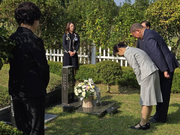 이시바 시게루 일본 총리와 부인 요시코 여사가 30일 부산 금정구 영락공원 내 고 이수현 씨 묘를 참배하고 있다. 연합뉴스