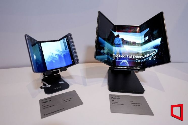 삼성디스플레이가 CES 2022에서 공개했던 ‘트라이폴드 스마트폰’ 디스플레이 시제품 ‘플렉스(Flex) G’. 삼성디스플레이 제공