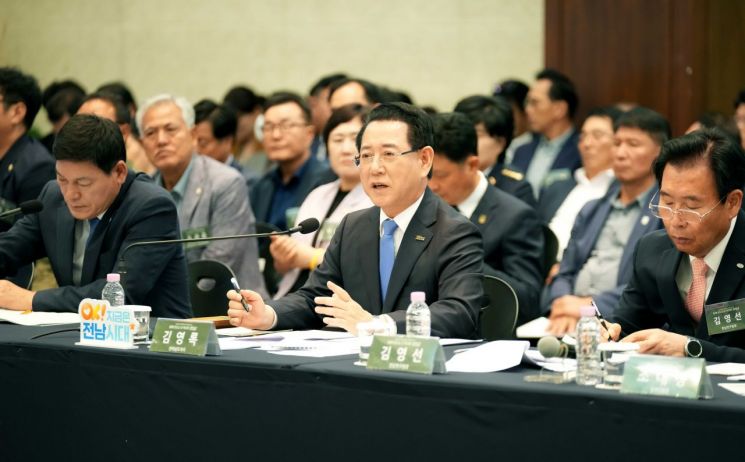 김영록 전라남도지사가 30일 담양군 담양리조트에서 열린 ‘담양군 정책비전 투어’행사에 참석해 인사말을 하고 있다. 전남도 제공
