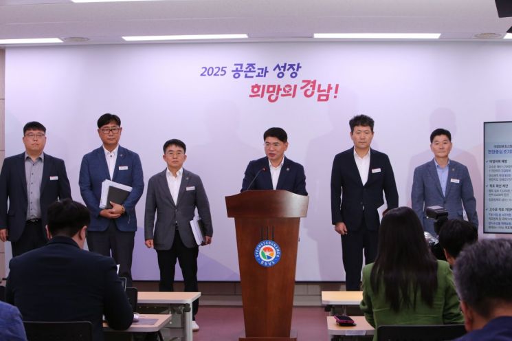 이상훈 경남도 해양수산국장이 고수온, 적조, 산소부족 물 덩어리 등으로 피해를 본 도내 양식어가 대상 1차 재난지원금 지원 계획을 발표하고 있다. 이세령 기자