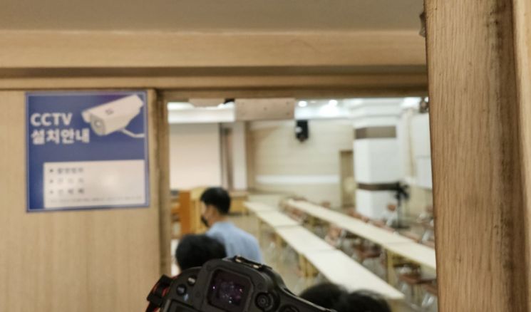 민중기 특별검사팀이 압수수색을 진행하는 국민의힘 경남도당 사무실 안으로 들어가고 있다. 이세령 기자