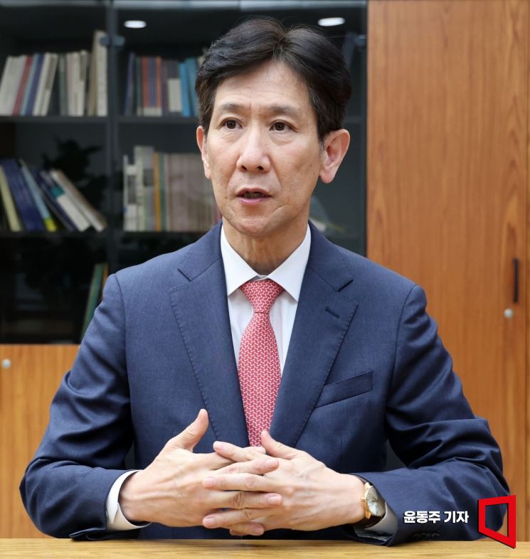 오균 서울연구원 원장은 30일 아시아경제와 인터뷰에서 "앞으로 서울연구원은 생활밀착형 과제에서 AI, 빅데이터 등 신기술을 결합할 수 있도록 융합연구를 강화하겠다"고 전했다. 윤동주 기자