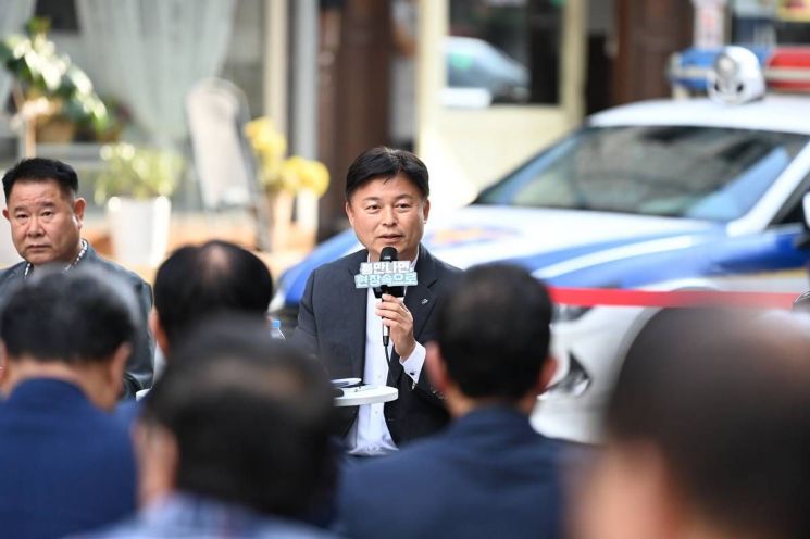 조용익 부천시장이 지난달 29일 부천역 피노키오광장에서 열린 '틈만나면, 현장속으로'에서, 막장 유튜버 활동 근절 방안을 논의하고 있다. 부천시