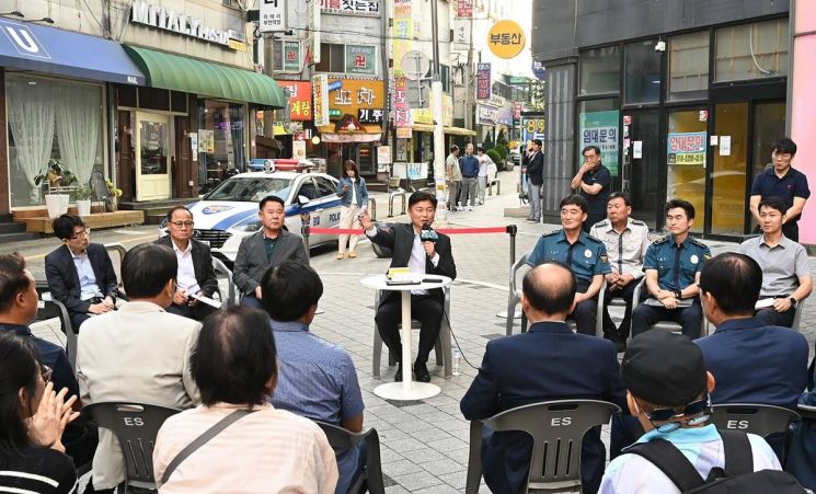 조용익 부천시장이 지난달 29일 부천역 피노키오광장에서 열린 '틈만나면, 현장속으로'에서, 막장 유튜버 활동 근절 방안을 논의하고 있다. 부천시
