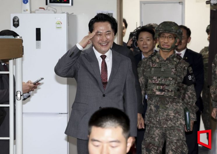 국민의힘 장동혁 대표가 30일 경기 포천시 육군 제6보병사단 2여단 GOP대대를 방문해 장병들에게 인사하고 있다.2025.9.30 국회사진기자단