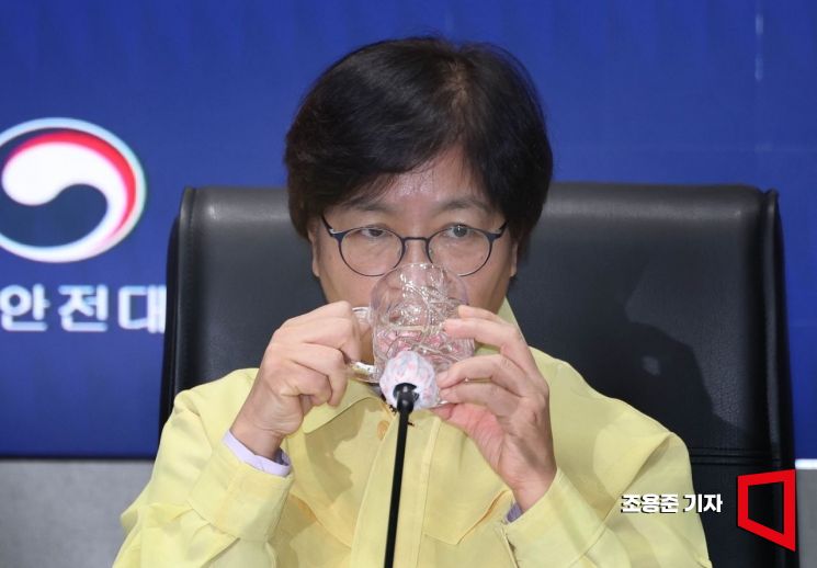 [포토] 물마시는 정은경 보건복지부 장관