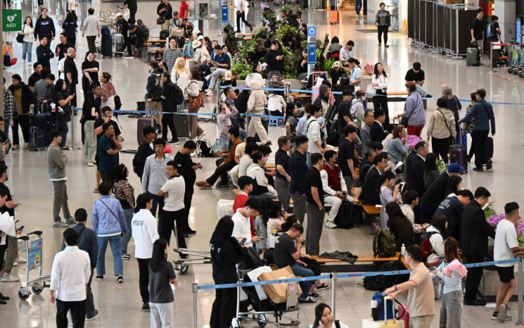 중국인 단체관광객 무비자 입국 첫날인 29일 인천국제공항 제1터미널 입국장이 관광객들로 붐비고 있다. 연합뉴스
