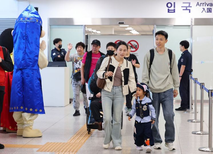 중국인 단체관광객 무비자 입국 첫날인 지난달 29일 오전 인천 연수구 인천항 국제크루즈터미널에 중국인 단체 크루즈관광객들이 입국하고 있다. 연합뉴스