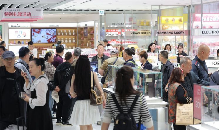 서울 중구 신세계면세점 명동점에서 중국인 등 관광객들이 매장을 둘러보고 있다. 연합뉴스