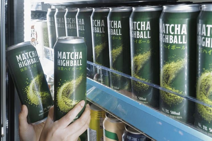 [오늘의신상]"대세와 대세의 만남"…세븐일레븐, 업계 최초 '말차하이볼' 출시