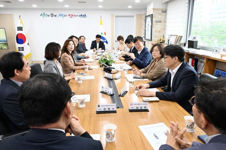 이민근 안산시장(오른쪽 네번째)이 '강남인강' 시범운영을 위한 간담회에서  학교 관계자들과 운영 방안을 논의하고 있다. 안산시 제공