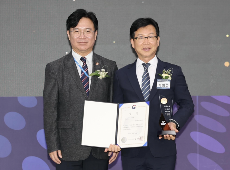 박병규 광산구청장이 ‘2025년 전국 지방자치단체 일자리대상’ 시상식에서 최우수상을 수상한 뒤 김영훈 고용노동부 장관과 기념촬영을 하고 있다. 광산구 제공