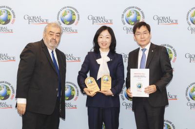 지난달 30일 독일 프랑크푸르트에서 열린 '거래은행 시상식(Transaction Banking Awards Ceremony 2025)'에서 오른쪽부터 김형일 IBK기업은행 전무이사, 서경란 IBK기업은행 경제연구소장, 안드레아 피아노 글로벌파이낸스 편집장이 기념촬영을 하는 모습. 기업은행