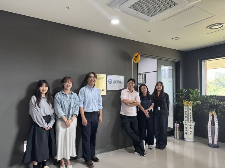 강경태 교수(오른쪽 세번째)와 한양대 ERICA AI융합연구소 직원들. 한양대학교 ERICA