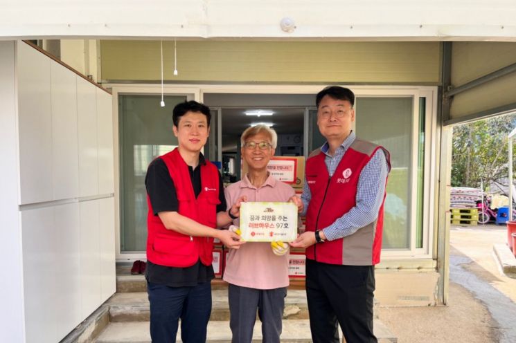 윤수준 롯데건설 영남지사장(오른쪽 첫 번째)과 노성훈 세이브더칠드런 남부지역본부장(왼쪽 첫 번째)이 '꿈과 희망의 러브하우스' 97호 현판을 들고 기념 촬영을 하고 있다. 롯데건설