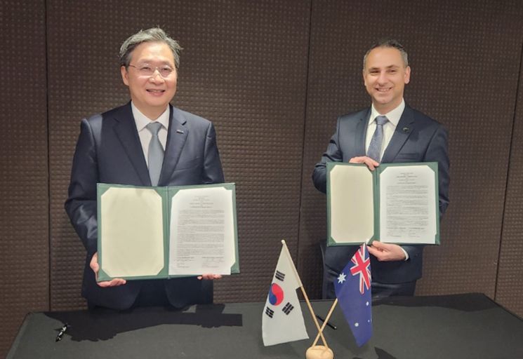윤영빈 우주항공청장(왼쪽)과 엔리코 팔레르모 호주우주청장이 지난달 30일 호주 시드니에서 중·고궤도 광학감시시스템 구축 협력을 위한 협력의향서를 체결하고 기념촬영을 하고 있다. 우주청 제공.
