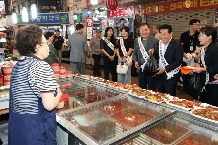 전통시장 활성화와 물가안정 캠페인을 전개하는 나동연 양산시장(오른쪽 두 번째).