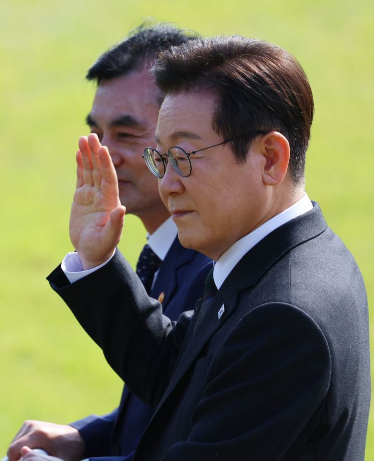 이재명 대통령이 1일 충남 계룡대 대연병장에서 열린 건군 77주년 국군의 날 기념행사에서 열병차량에 탑승해 사열하고 있다. 연합뉴스