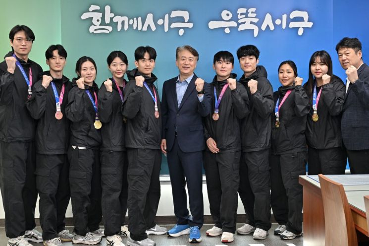 광주 서구청 펜싱팀이 제106회 전국체육대회 여자 단체전 에페 금메달을 비롯해 여자 개인전 은메달, 남자 단체전 동메달을 석권해 지역 체육의 위상을 드높였다. 광주 서구 제공