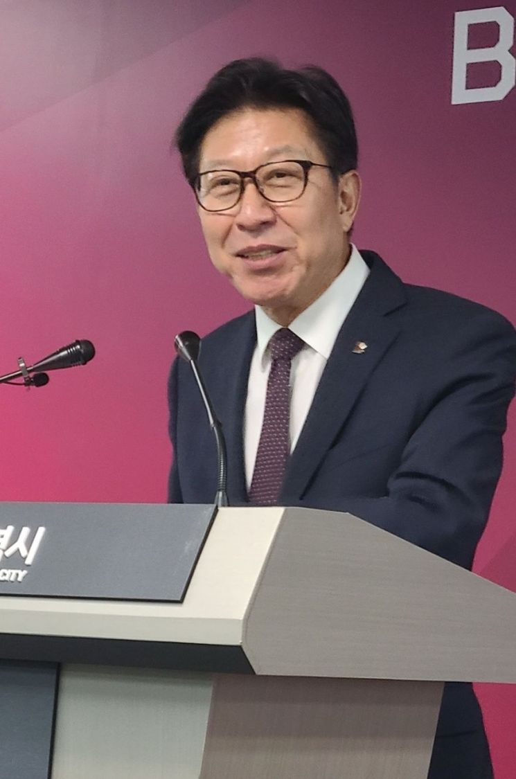 흰 수염 빨간 옷 시장님… 박형준 부산시장, '일일산타' 변신 아동양육시설 찾아