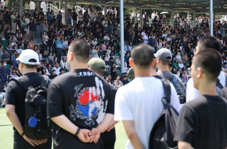 육군훈련소로 입영하는 장병과 배웅하는 가족들의 모습. 기사와는 무관. 연합뉴스