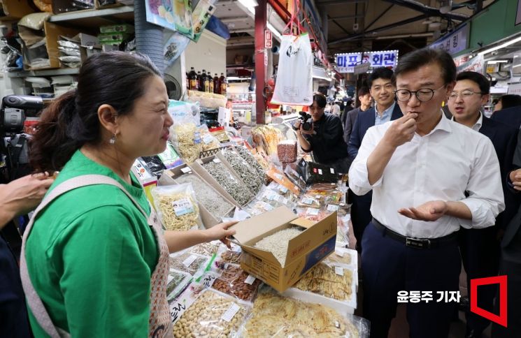 [포토] 전재수 장관, "역시 국산 멸치가 최고"