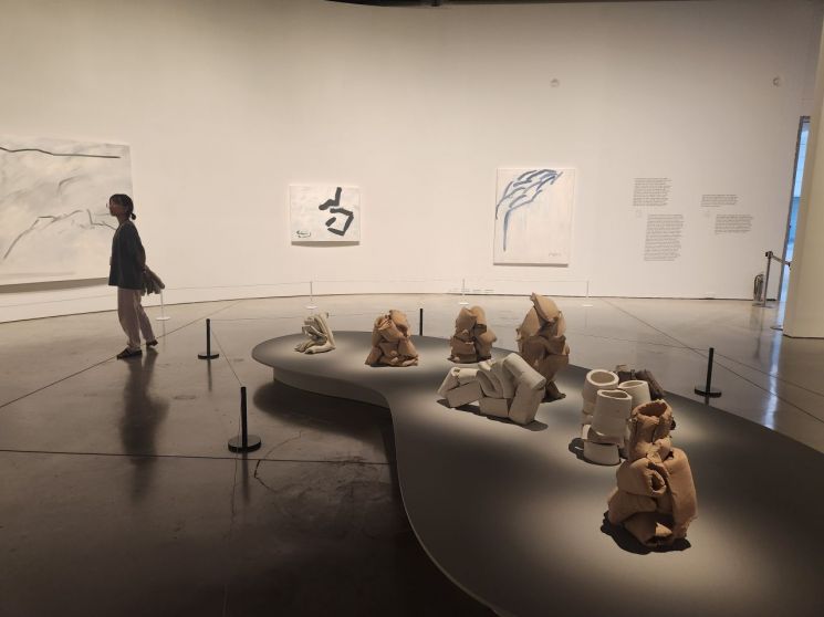 대구미술관에서 열린 이강소 회고전 '曲水之遊 곡수지유: 실험은 계속된다' 내부 전경. 서믿음 기자