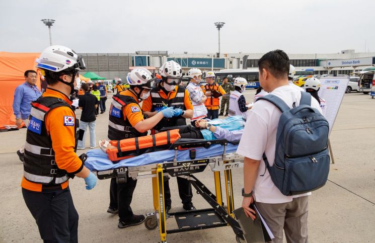 김포공항 국제선 계류장에서 열린 ‘2025년 재난대응 안전한국 훈련’에서 구조대원들이 부상자를 이송하고 있다. 강서구 제공.