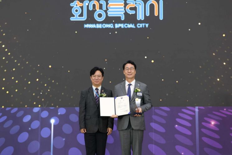 지난달 30일 개최된 전국 지방자치단체 일자리대상 시상식에서 정명근 화성시장(오른쪽)이 김영훈 고용노동부장관으로부터 상을 받은 뒤 기념촬영을 하고 있다. 화성시 제공