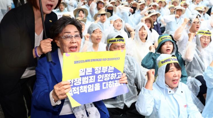 이용수 할머니가 지난달 13일 서울 종로구 수송동 평화의 소녀상 부근에서 열린 제1713차 일본군 성노예제 문제해결을 위한 수요시위에서 구호를 외치고 있다. 연합뉴스