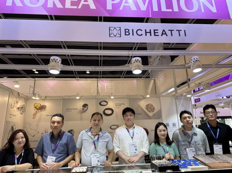 조선대학교 산학협력단이 운영하는 광주충장귀금속특화지원센터가 지난달 17~21일 열린 '2025 홍콩 국제 주얼리 전시회'에 참가했다. 조선대 제공