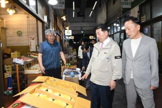 백경현 구리시장, 추석 앞두고 도매시장 찾아 따뜻한 장보기 동행