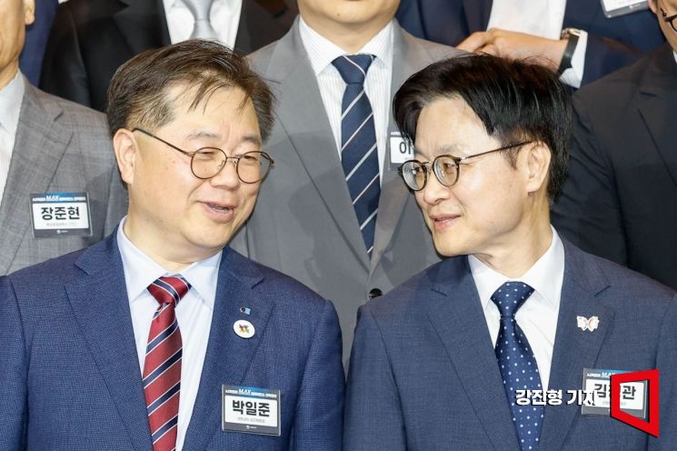 [포토] 대화하는 김정관 산업부 장관-박일준 대한상의 상근부회장