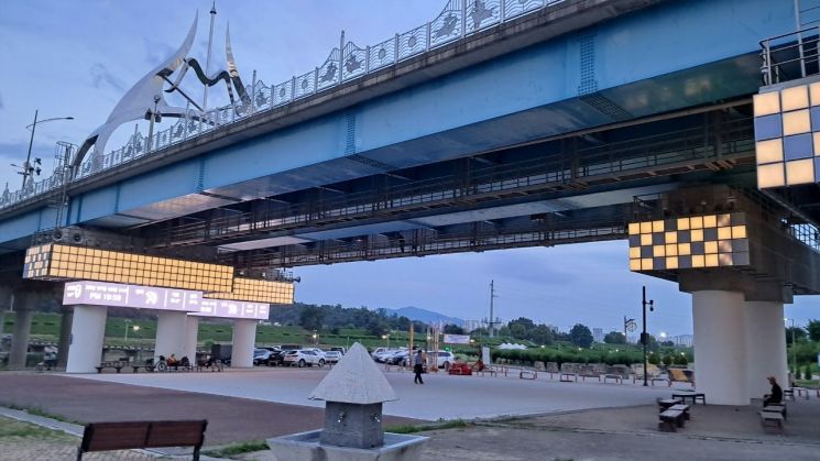 구리시, 토평교가 문화예술 공간으로…조명갤러리 시연회 개최