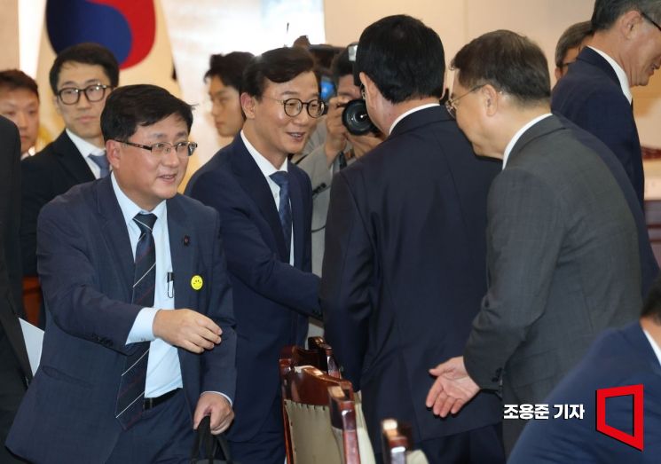 [포토] 인사하는 김성환 기후에너지환경부 장관