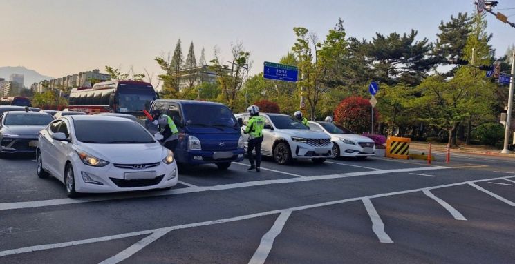 경찰이 경남 창원시 창원대로에서 점심 시간대 음주운전 단속을 하고 있다. 경남경찰청 제공