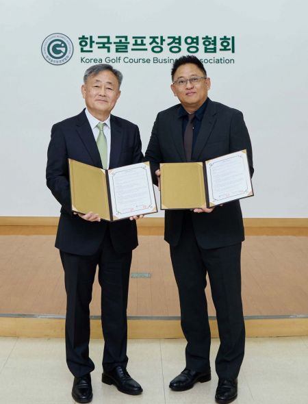 최동호 한국골프장경영협회 회장(왼쪽)과 안원익 골프존클라우드 대표이사가 업무협약을 체결한 뒤 기념촬영을 하고 있다. 한국골프장경영협회 제공