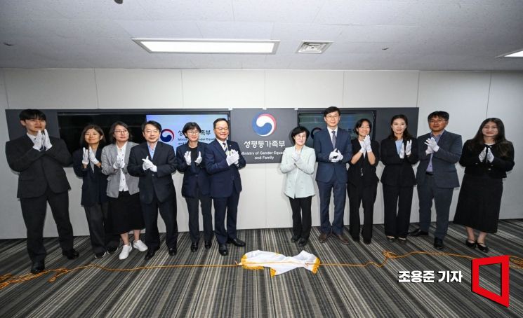 [포토] 성평등가족부 현판식 하는 원민경 장관