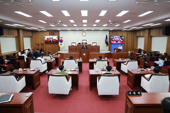 무안군의회는 1일 삼향동초등학교 학생들을 초청해 의회 기능과 업무에 대해 설명하는 견학 프로그램을 마련했다. 무안군의회 제공