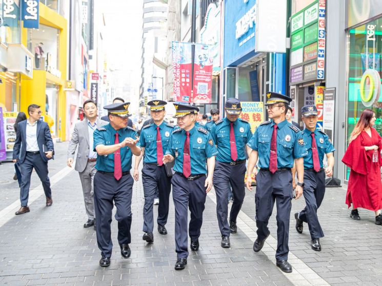 박정보 서울경찰청장이 추석 연휴를 앞둔 1일 치안현장 점검을 하고 있다. 서울경찰청