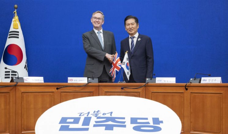 정청래, 주한영국대사 만나 "FTA 개선협상 성공적 마무리되길"