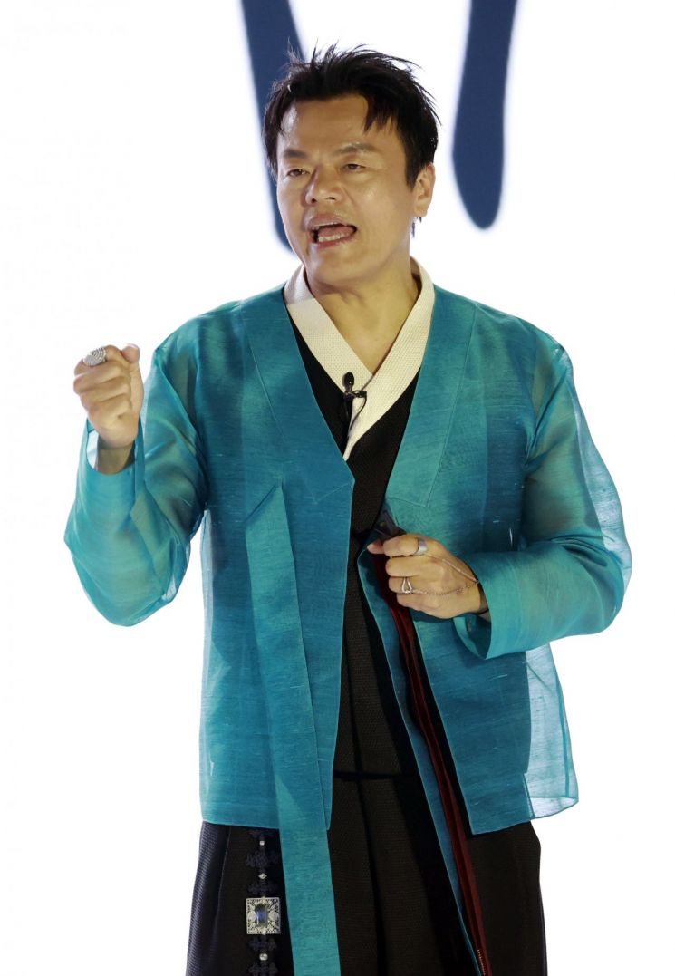 박진영 대중문화교류위원회 공동위원장이 1일 경기 고양시 킨텍스에서 열린 출범식에서 위원회 비전 발표를 하고 있다. 연합뉴스